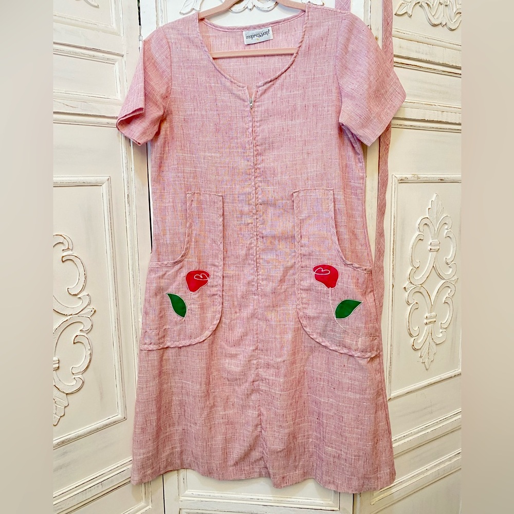 Vintage 60s or 70s Impressions house dress! Embroidered Rose Patch Pockets S/M